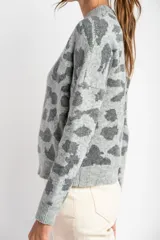 Sweater gris con estampado animal print en tonos grises.