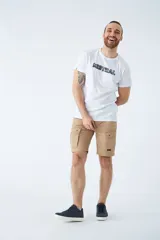 Bermuda cargo color beige con bolsillos laterales con solapa y cierre de botón, bolsillos frontales y traseros, y pasacintos en la cintura.