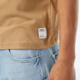 Camiseta de manga corta color beige con cuello redondo.