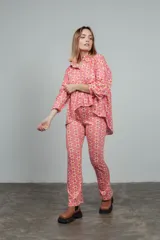 Pantalón de tejido con estampado de flores, tiro alto y pretina elastizada.