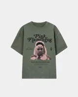 Remera de algodón con efecto lavado stone wash en color verde oliva. Presenta un diseño gráfico frontal inspirado en la película Pink Flamingos, con la imagen de Divine y tipografía estilo vintage.