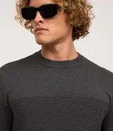 Suéter de punto para hombre en color azul marino, con cuello redondo y textura acanalada en el pecho y las mangas. Diseñado por Marfinno.