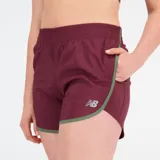 Short deportivo color borgoña con cintura elástica y ribete verde en el ruedo.