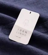 Camisa de lino puro color marrón, modelo comfort de manga larga, con cuello inglés y cierre frontal de botones.