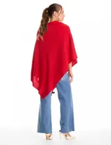 Poncho tejido de punto con diseño asimétrico y aberturas laterales para los brazos.