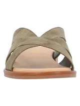 Sandalia plana RKF modelo Kingston, con tiras cruzadas de cuero en color verde militar, suela acolchada y base marrón.