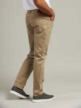 Pantalón de gabardina color caqui, de corte recto y tiro medio, con bolsillos laterales y traseros.