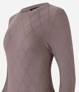 Suéter de punto color marrón, con cuello redondo, manga larga y textura geométrica de losângos.