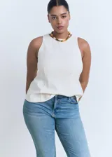 Jeans de tiro medio con diseño de cinco bolsillos, cierre frontal de cremallera y botón, y bajo deshilachado. Presenta un corte estilo flare en tejido de algodón con un toque de elastano.