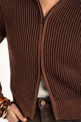 Cardigan tejido de algodón en color marrón, con cuello solapa, cierre frontal completo con cremallera y diseño de canalé ancho.