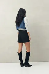 Short de tiro medio color beige claro, con dobladillos en los bordes y calce ajustado al cuerpo.