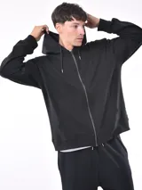 Canguro negro con cierre frontal, capucha con cordones y bolsillos tipo canguro.