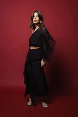 Falda midi azul marino con estampado de lunares blancos, confeccionada con una base mini y capas superpuestas de tul translúcido con diseño irregular.