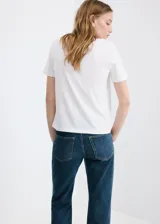 Camiseta blanca de algodón con cuello en V y mangas cortas, de corte ajustado al cuerpo.