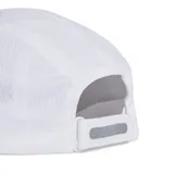 Gorra deportiva Adidas de malla transpirable, color blanco, con logo reflectante en el frente y detalle reflectante en la visera.