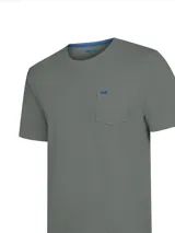 Remera de manga corta color gris, con cuello redondo y bolsillo frontal en el pecho. Presenta un pequeño logo bordado en color azul sobre el bolsillo.