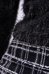 Minifalda de tiro alto con estampado de cuadros blancos y negros.