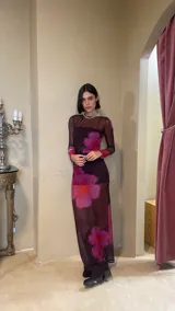 Vestido largo de microtul con estampado abstracto en tonos violeta, naranja y blanco. Incluye forro de top recto y short.