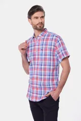 Camisa de lino de manga corta con diseño a cuadros en tonos azul, verde y blanco, con cuello camisero y cierre frontal de botones.
