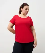 Remera deportiva de microfibra texturizada, color blanco, con cuello redondo, mangas cortas y recortes laterales.