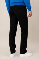 Pantalón de gabardina de algodón con diseño de cinco bolsillos y corte clásico.
