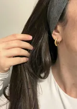 Aros tipo argolla de acero inoxidable dorado con acabado PVD de titanio.