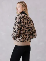 Cardigan de punto con estampado animal print, escote en V y cierre frontal con botones. Presenta puños y ruedo acanalados, con un diseño de calce holgado.