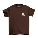 Remera de algodón color marrón con estampa gráfica en la espalda que presenta una calavera grande, un esqueleto relajado en una playa al atardecer y la inscripción Q.E.P.D.