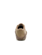 Sneakers de hombre Caterpillar modelo Gridlock Lo, color marrón, confeccionados en cuero vacuno con acabado efecto gamuza. Cuentan con cordones tono sobre tono, logotipo de la marca en el lateral y una distintiva suela de goma con relieve dentado que se extiende hacia la puntera y el talón.