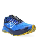 Championes de trail running New Balance DynaSoft Nitrel V5, con diseño en tonos azules y detalles en amarillo. Presentan malla técnica transpirable, refuerzos sin costuras, entresuela DynaSoft para amortiguación y suela AT Tread para tracción en diversos terrenos.