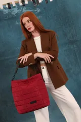 Cartera capitoneada color beige, con diseño geométrico y asa resistente. Amplia y cómoda, ideal para el uso diario.