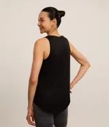 Musculosa deportiva de microfibra texturizada con diseño de cuadraditos, cuello redondo, breteles anchos y bajo redondeado.