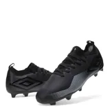 Championes de fútbol Umbro Vibe HG para hombre, diseñados para césped natural. Presentan una capellada sintética de alta resistencia en color negro con detalles degradados en gris y suela con tapones estratégicos para mayor tracción.