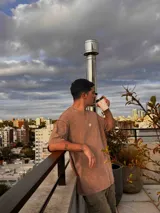 Remerón marrón con cuello redondo y logo pequeño bordado en el pecho.