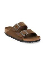 Sandalias Birkenstock Arizona con doble tira de cuero gamuzado color marrón oscuro y hebillas plateadas ajustables.