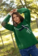 Sweater de lana merino color verde, con diseño de raíces en contraste en el frente, cuello redondo y corte holgado.