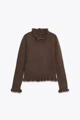 Jersey de punto color marrón con cuello redondo, manga larga y detalles de volantes en el cuello, puños y ruedo.