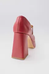 Zapato de cuero color borgoña, con plataforma, taco cuadrado y tira sobre el empeine.