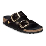 Sandalias Birkenstock modelo Arizona Big Buckle, confeccionadas en terciopelo negro con dos correas ajustables y hebillas grandes de metal dorado. Presentan plantilla anatómica de corcho y suela de goma negra.