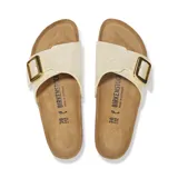 Sandalia Birkenstock modelo Catalina, de una sola tira en color blanco perlado con gran hebilla dorada. Cuenta con plantilla de corcho anatómica y suela antideslizante.