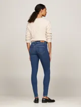 Pantalón de jean azul de corte skinny y tiro alto.