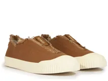 Sneaker slip-on Schutz color camel, confeccionada en lona con bordes deshilachados y suela de goma blanca con textura estriada en la puntera.