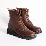 Borcego de cuero vacuno color negro, con diseño acordonado, suela de goma dentada y cierre lateral interno.