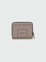 Billetera compacta de cuero color marrón, de diseño plegable con cierre de cremallera perimetral y broche a presión. Interior con múltiples ranuras para tarjetas y compartimento para billetes, con el logo de la marca grabado en bajo relieve.