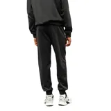 Pantalon de jogging Umbro color negro, con cintura elástica ajustable, bolsillos laterales con cierre y puños elásticos en los tobillos. Presenta un diseño con costuras reforzadas en las rodillas y logo de la marca bordado en la pierna.