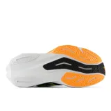 Championes de running New Balance FuelCell Rebel v4, color negro con detalles en verde neón, naranja y violeta.