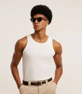 Musculosa de hombre color crudo, de corte regular, confeccionada en tejido flamê texturizado.