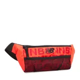 Riñonera New Balance color rojo con logo estampado en negro y bolsillo frontal de red negra.