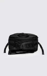 Maxi riñonera de diseño rectangular en color negro, confeccionada en textil impermeable de alta resistencia. Cuenta con dos compartimentos principales con cierre, divisiones internas y un bolsillo trasero de seguridad. Incluye una correa ajustable con broche reforzado y detalles de marca en las cintas laterales.