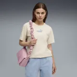 Remera de corte relajado color arena, con cuello redondo y mangas cortas. Presenta un estampado frontal con el logo de la marca en tonos azules y detalles florales.